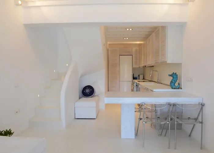 Luxury White Maisonette קלפטיס